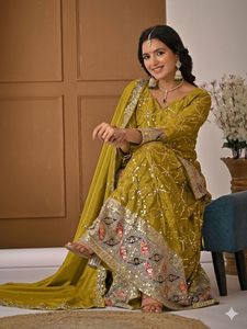 Ensemble Sharara de style pakistanais haut de gamme très tendance, Kurta en soie pure avec dupatta brodée, tenue ethnique pour fêtes et occasions spéciales - Product Image 1