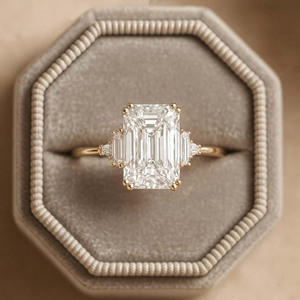 Nouvelle bague Art Déco plaquée or 14 carats avec moissanite taille ovale et accents de diamants géométriques, inspirée de la nature - Product Image 1