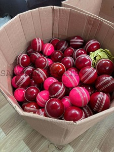 Ball de cricket en cuir de haute qualité, durable, rouge et rose, 156 g, idéal pour le T20 en extérieur, logo personnalisé, livraison directe d'usine. - Product Image 5