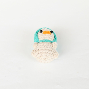 Porte-clés canard au crochet fait main, canard en tricot cyan, breloque amigurumi pour sac, pendentif pour sac à dos, objet d'art pur, cadeau artisanal - Product Image 3