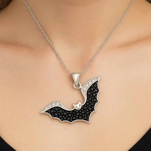 Pendentif chauve-souris néo-gothique en or blanc 18 carats, noir, avec ailes pavées de diamants et bords en diamants blancs - Product Image 1