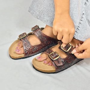 Sandalias Hechas a Mano de Cuero Genuino con Hebilla de Cierre con Grabado Floral, Estilo Vintage, Unisex, Color Marrón - Product Image 3