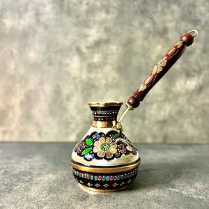 Autentica Cezve Turca per la Preparazione del Caffè con Corpo in Metallo Martellato e Manico Liscio in Legno per Amanti del Caffè Tradizionale - Product Image 4