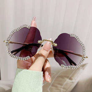 Nuevas Gafas de Sol de Moda con Incrustaciones de Diamantes en Forma de Polígono, Protección UV, Diseño de Ondas Florales, Gafas de Sol de Alta Calidad para Mujer - Product Image 3