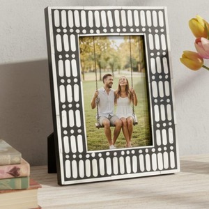Cadre photo artisanal écologique en os incrusté avec un design mosaïque rayé élégant pour la décoration intérieure - Product Image 2
