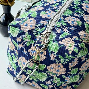 กระเป๋าเดินทางแบบมีซิปปิดลายดอกไม้สีน้ำเงินกรมท่า พร้อมลายดอกสีชมพูและใบไม้สีเขียว ความจุขนาดใหญ่ เหมาะสำหรับการเดินทางช่วงสุดสัปดาห์ - Product Image 3