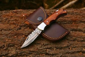 Couteau utilitaire pliant en acier avec lame droite, manche en bois, ouverture par bouton-poussoir, design artistique - Product Image 5
