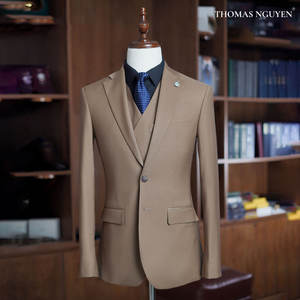 Traje de Tres Piezas para Hombre en Color Tabaco - Colección Color Natural |   Chaqueta, Pantalones y Chaleco - Product Image 1