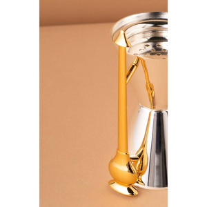Brûle-encens en argent et or poli avec une poignée élégante, un objet décoratif sophistiqué pour la maison, conçu pour la diffusion de parfums - Product Image 6