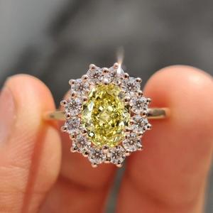 Anillo de Compromiso con Halo de Diamantes Cultivados en Laboratorio, Corte Ovalado Amarillo, con Halo de Diamantes de Corte Redondo, Anillo de Novia de Oro Sólido, Estilo Vintage - Product Image 1