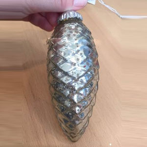 Adorno Navideño Colgante de Metal con Diseño Elegante, Acabado Plateado, Adorno para Árbol de Navidad, Caja de Adornos, Papá Noel - Product Image 1