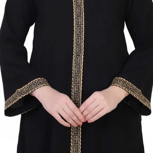 Abaya noire brodée à devant ouvert avec détails dorés pour femme – Tenue islamique modeste pour événements formels et prières – Vente en gros - Product Image 2
