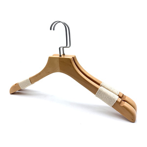 Cintres à vêtements en bois pour femmes, antidérapants, avec logos personnalisables, prix abordables, excellente qualité, design moderne - Product Image 1