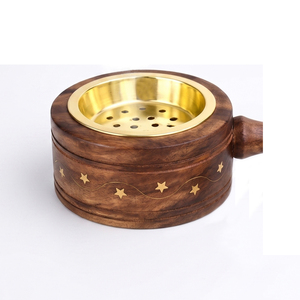 Brûleur d'encens rustique en bois avec incrustations étoilées et insert en métal doré perforé pour la décoration intérieure et l'aromathérapie - Product Image 3