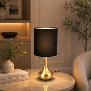 Lámpara de Mesa Aurora Bell de Metal con Base de Hierro Dorado Cepillado y Pantalla de Tela Negra, Iluminación Ambiental Suave para Interiores de Lujo - Product Image 1