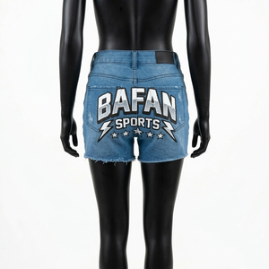 Shorts de mezclilla para mujer, 320 GSM, algodón, color azul claro, desgastados, con logo personalizado. - Product Image 6