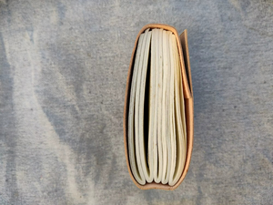 Carnet en cuir de qualité supérieure, personnalisé, en gros, OEM, nouveau design, avec fermeture C antique, rechargeable, pages vierges, papier en coton fait main - Product Image 3