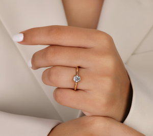 Bague solitaire de fiançailles en or jaune 14 carats avec diamant rond de laboratoire de 1 carat, taille serti clos, VVS2, certifié IGI, vente en gros - Product Image 4