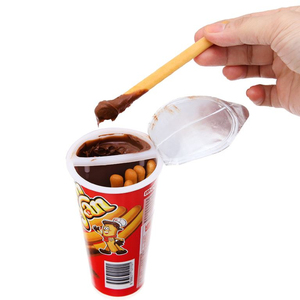 Vente en gros de collations à tremper Meijii Yan Yan-Bâtonnets de biscuits au chocolat et aux fraises en vrac - Product Image 1