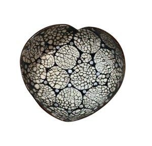 Mosaico artístico con forma de corazón y efecto craquelado en la concha, convierte esta taza de coco de nácar en una pieza única y sostenible para la decoración del hogar. - Product Image 1