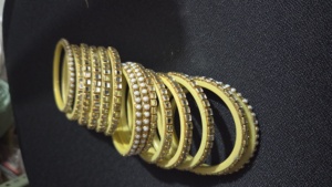 Ensemble de bracelets élégants faits à la main en or avec des accents de miroir et de perles, parfaits pour les mariages et les célébrations festives - Product Image 3