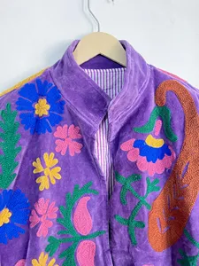 Veste en velours rose brodée à la main, motif floral complexe, style bohème chic et romantique, vêtement d'extérieur pour l'hiver - Product Image 3