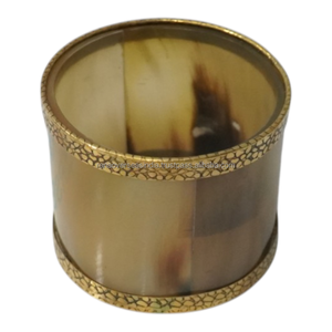 Brazalete ancho hecho a mano con cuerno y latón, con diseño clásico moderno para mujer, disponible en varios tamaños. - Product Image 1