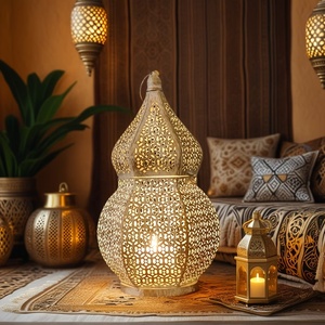 Lanterne marocaine en métal doré captivante avec un design ajouré complexe, porte-bougie décoratif pour la décoration de la maison pendant le Ramadan - Product Image 1