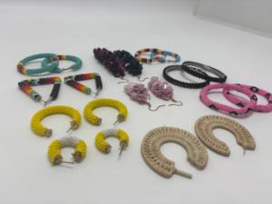 Conjunto de Pendientes Colgantes y Pulsera de Macramé con Cuentas de Cobre Hechas a Mano, Diseño Elegante con Forma de Corona y Baño de Plata, Encanto Artesanal - Product Image 4