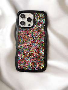 Funda de Teléfono Bordada con Cuentas de Vidrio Hechas a Mano y Acero Inoxidable, Modelo Corazón Rojo con Letra I Dorada, Diseño Sami Handicrafts, Amor Colorido - Product Image 2