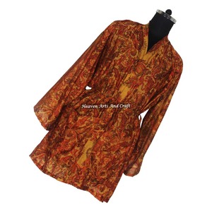 KS010 Kimono Corto de Seda Bohemio Vintage, Estilo Boho Gitano, Hecho con Seda de Sari Reciclada, Túnica Corta, Ropa de Dormir para Mujer - Product Image 1