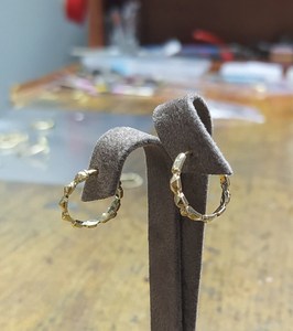Pendientes de aro con patrón de pirámide, latón chapado en oro de 18 quilates, accesorios de joyería de moda para mujer, estilo clásico - Product Image 2