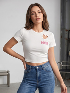 Haut court brodé pour femme avec découpe en forme de cœur, col rond, coupe ajustée, personnalisable avec logo OEM, fabrication DTG pour boutiques de mode - Product Image 4