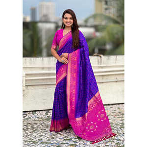 ชุดราตรีผ้าไหมเนื้อนุ่มสีม่วง ปักด้วยไหมซารีแบบแพทอลา พร้อมลายทอแบบแบนดานีที่ตัดกัน - Product Image 6