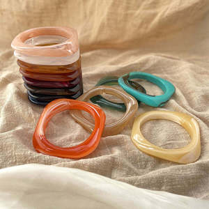 Conjunto de Brazaletes de Resina Geométrica para Mujer, Regalo de Moda, Brazalete para Uso Diario o Vacaciones, Combinaciones de Múltiples Colores, Joyería para Mujer - Product Image 1