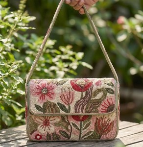 Bolso de Hombro con Solapa de Diseño Premium, Bordado Floral Rosa con Cuentas de Semillas, Hecho a Mano, para Mujer, Fiesta Nocturna, Proveedor Mayorista - Product Image 3
