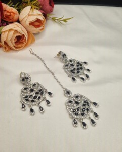 Ensemble de bijoux élégant plaqué rhodium avec zircone cubique, collier long multicouche, boucles d'oreilles assorties, ensemble de soirée Mangtika, vente en gros - Product Image 6