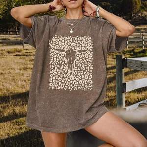 Camiseta Blanca con Logotipo Personalizado, Impresión DTG, 100% Algodón, Estilo Desgastado para Mujer, Lavado Ácido, Vintage, Unisex, Oversize, Hombros Caídos - Product Image 1