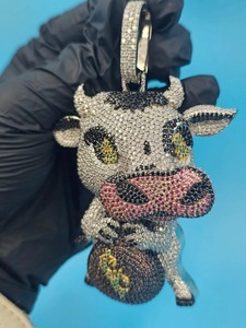 Colgante de vaca de plata 925 con moissanita y diamantes, amuleto de animal totalmente engastado, colgante personalizado y otras joyas de diamantes - Product Image 3