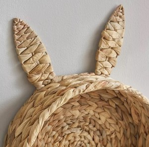 Panier mural en jacinthe d'eau naturelle avec oreilles de lapin, étagère de rangement suspendue tressée à la main pour chambre d'enfant, chambre des enfants - Product Image 3