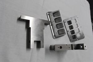 เวียดนามสำหรับชิ้นส่วนเครื่องจักรกลไทเทเนียม CNC ความแม่นยำสูงสำหรับการเจาะบริการกลึงด้วยไมโครซีเอ็นซี - Product Image 3