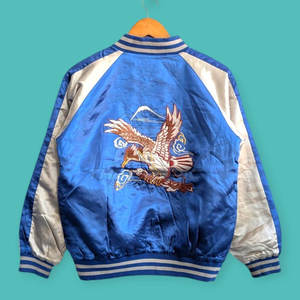 Veste Sukajan élégante à toucher doux avec col montant et logo sur le devant, disponible en différentes couleurs mélangées, idéale pour les fêtes et les voyages. - Product Image 2