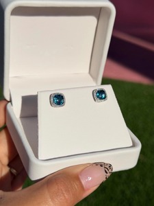 Pendientes de tuerca con halo de diamantes y topacio azul de Londres de 2.20 quilates – Oro blanco de 14 quilates - Product Image 1