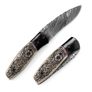 Cuchillo plegable de bolsillo de acero de Damasco de grado industrial OEM - Mango de hueso de camello con grabado láser - Perilla de pulgar con diseño victoriano - Product Image 6