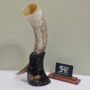 Cuerno rústico de búfalo para beber, hecho a mano, para cerveza artesanal, vino o hidromiel, con soporte decorativo de cuerno, ideal para regalo. - Product Image 6