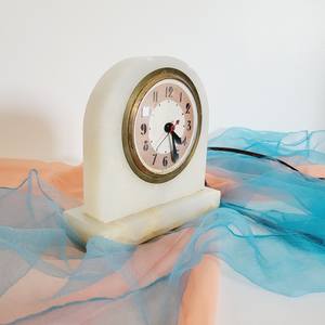 Horloge de cheminée électrique en onyx blanc et laiton de luxe, décoration élégante et moderne pour la maison, horloge de table de style antique pour salon et bureau - Product Image 3