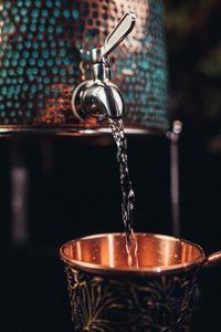 Urne à eau en cuivre faite à la main avec robinet, distributeur de boissons en cuivre pur, récipient à eau traditionnel pour la maison - Product Image 3
