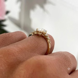 Bague de fiançailles en diamant de laboratoire taille ovale pour femme, plaquée or, avec pierres latérales classiques en grappe, cadeau d'anniversaire de mariage - Product Image 3