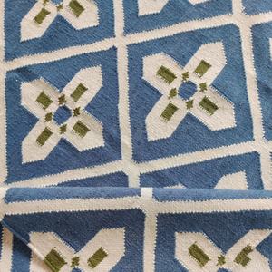 Tapis Durrie en laine fait main à poils ras, motif géométrique moderne bleu et blanc, tissage plat, pour la prière et l'usage domestique - Product Image 1