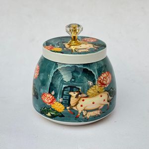 Collection Royal Look Aarna – Pot en acier inoxydable fait main, motif vache Pichwai, pour mariage, Diwali, événements d'entreprise, fruits secs - Product Image 5